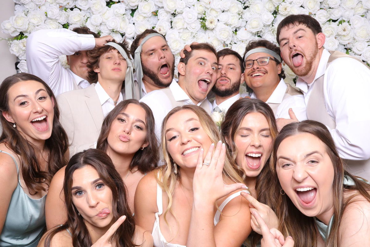 4 Benefits of Having a Photo Booth at Your Wedding | Lafayette Photo Booth | Ohh Snap