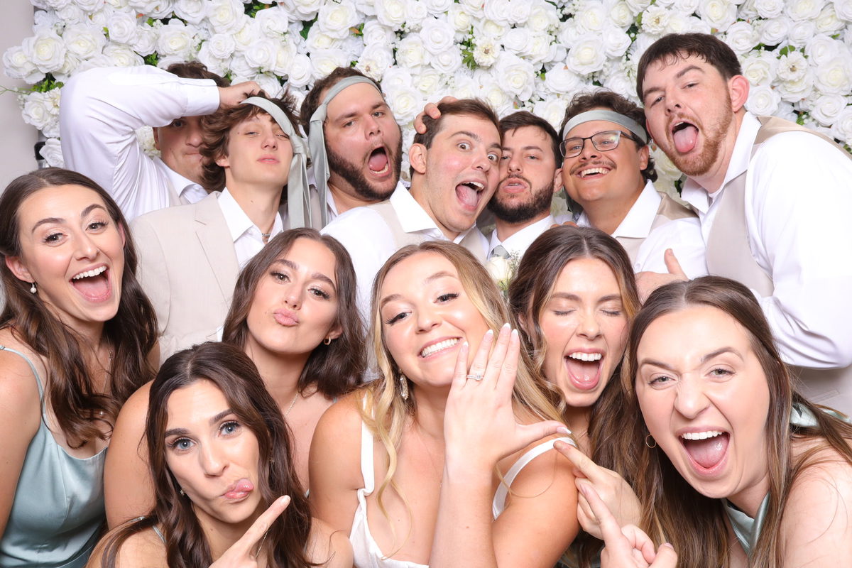 4 Benefits of Having a Photo Booth at Your Wedding | Lafayette Photo Booth | Ohh Snap