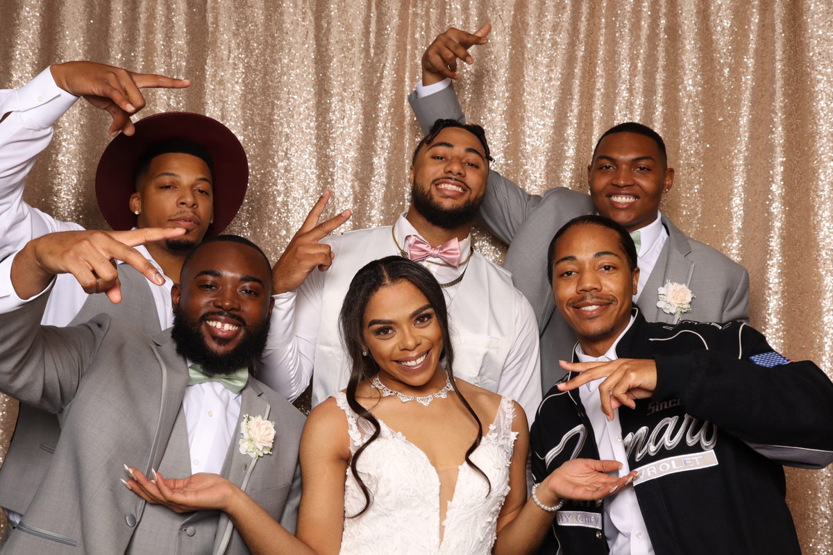 When Should a Photo Booth Start at a Wedding Reception?